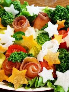 グラタン皿に、クリスマス風のサラダ-レシピのメイン写真