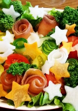 グラタン皿に、クリスマス風のサラダ-レシピのメイン写真