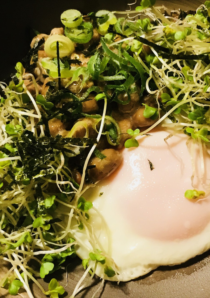 納豆＆目玉焼にスプラウトを添えてサラダ風-レシピのメイン写真