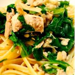 รูปของ ルッコラ ツナ 松の実のパスタ