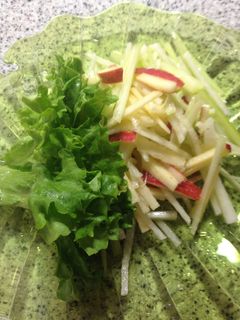 りんごの甘味が引き立つサッパリサラダ-レシピのメイン写真