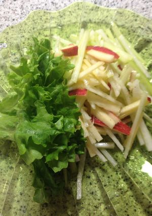 りんごの甘味が引き立つサッパリサラダ-レシピのメイン写真