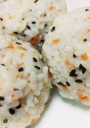 おにぎりシリーズ9♡胡麻塩と鮭のおにぎり-レシピのメイン写真