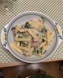 ベーコンとほうれん草、ソースは缶詰パスタ