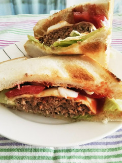 ♫♬ハンバーグでボリュームサンド♫♬-レシピのメイン写真