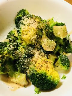 簡単☆塩ゆでブロッコリーのチーズ胡椒かけ-レシピのメイン写真