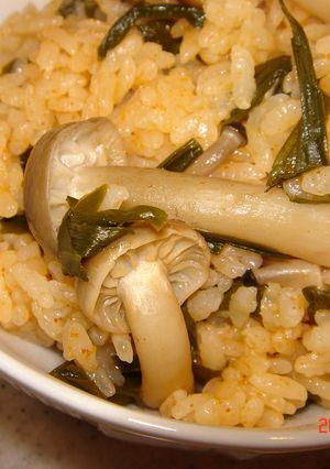 ニラとしめじ＆コチュジャンで炊き込みご飯-レシピのメイン写真