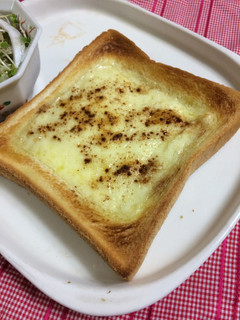 オリーブとシナモンチーズトースト-レシピのメイン写真