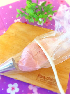 生クリームはラップに包み絞りだし袋にイン-レシピのメイン写真