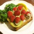 フルーツ、チーズ、ソーセージのトースト