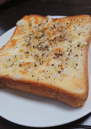 玉ねぎとチーズで！絶品高カロリートースト-レシピのメイン写真