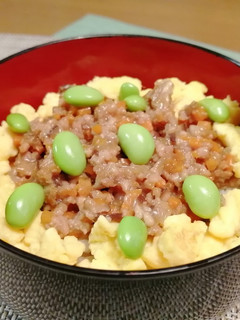 冷めても美味しい♪野菜入り鶏そぼろ丼-レシピのメイン写真