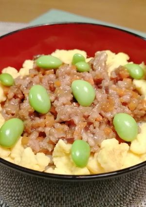 冷めても美味しい♪野菜入り鶏そぼろ丼-レシピのメイン写真