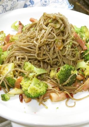 ブロッコリーとベーコンの美味焼き日本蕎麦-レシピのメイン写真