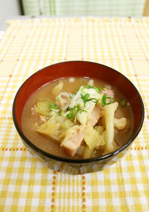 ブロッコリーとベーコンの味噌汁-レシピのメイン写真
