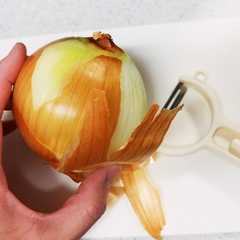 รูปของ パリパリのむきにくい玉ねぎの皮は…