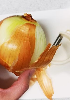 パリパリのむきにくい玉ねぎの皮は…-レシピのメイン写真