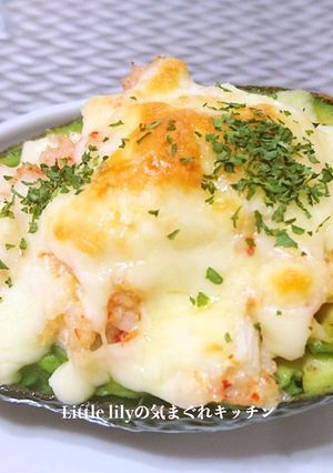 アボカドカップのカニカマチーズ焼き-レシピのメイン写真