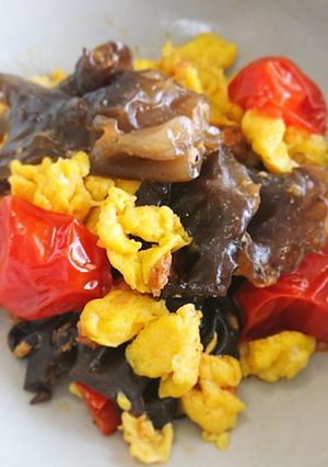 102 黒きくらげとトマトのしも玉炒め-レシピのメイン写真