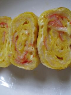 お弁当に✿カニカマ入りふわふわ卵焼き-レシピのメイン写真