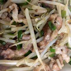 A picture of 豚肉とモヤシのオイスター炒め.