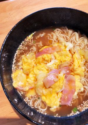 インスタント拉麺 ネギ玉withベーコン-レシピのメイン写真
