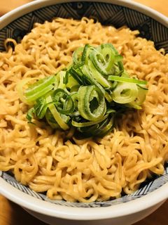 超簡単チキンラーメン★ポケットにネギ盛り-レシピのメイン写真