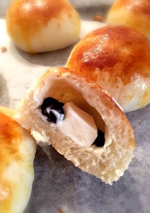 ふわふわ〜♡黒豆とクリームチーズのパン-レシピのメイン写真