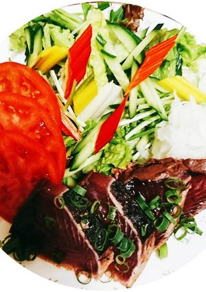鰹のたたき 新玉ねぎと彩りサラダ添え-レシピのメイン写真