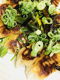 レトルト餃子●長ネギ油の酒蒸し仕上げ-レシピのメイン写真