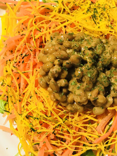 サラダパックに混ぜ込み納豆をあわせる前菜-レシピのメイン写真