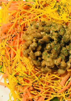 サラダパックに混ぜ込み納豆をあわせる前菜-レシピのメイン写真