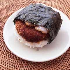 รูปของ ソースたっぷりなコロッケおにぎり