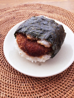 ソースたっぷりなコロッケおにぎり-レシピのメイン写真