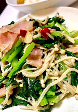 えのきベーコン小松菜にんにくピリ辛炒め-レシピのメイン写真
