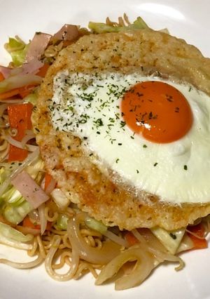 カリカリチーズ目玉焼きみそバター焼きそば-レシピのメイン写真