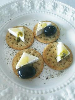 カナッペ バジル 黒オリーブ クラッカー-レシピのメイン写真