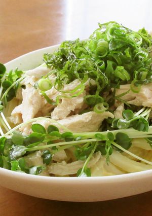 鶏むね肉と貝割れと青じそのサラダうどん-レシピのメイン写真