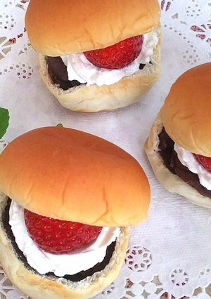 春限定！あんパンにいちご(時々ホイップ)-レシピのメイン写真