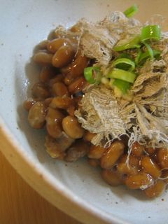 とろろ昆布で納豆を食す。-レシピのメイン写真
