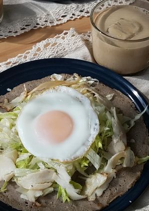 こんもりレタスとチーズの目玉焼きガレット-レシピのメイン写真