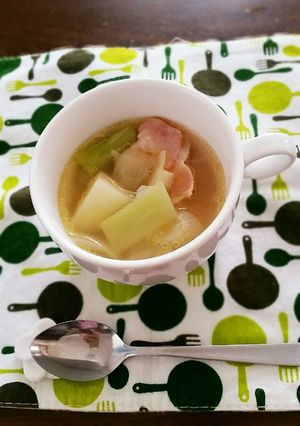 ブロッコリーの茎でコンソメスープ-レシピのメイン写真