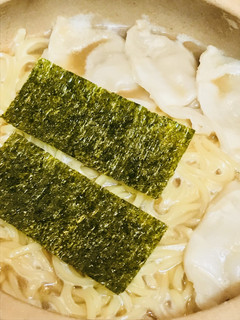 豚骨味噌味の寄せ鍋の〆=ラーメン&餃子-レシピのメイン写真