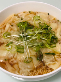 サッポロ一番で肉ワンタンしょうゆラーメン-レシピのメイン写真