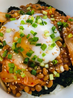 簡単☆ごま油香る温玉キムチ納豆丼-レシピのメイン写真