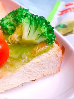 朝食に!彩り野菜バジルマヨシートトースト-レシピのメイン写真