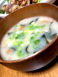 なめことワカメの味噌汁-レシピのメイン写真