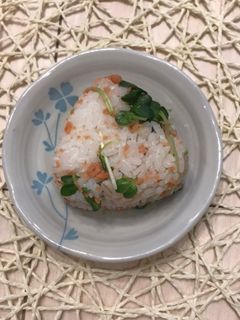 鮭フレークと かいわれ大根のおにぎり-レシピのメイン写真