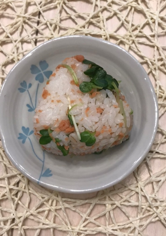 鮭フレークと かいわれ大根のおにぎり-レシピのメイン写真