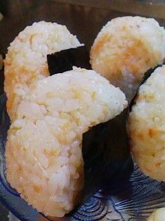 簡単で綺麗なの!鮭フレークおにぎり-レシピのメイン写真